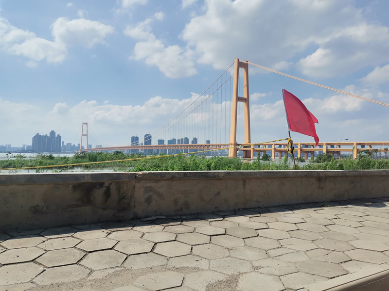 中普重工志愿者服务队慰问长江防汛一线人员