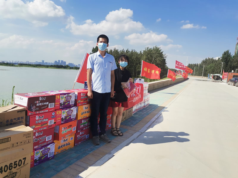 中普重工志愿者服务队慰问长江防汛一线人员