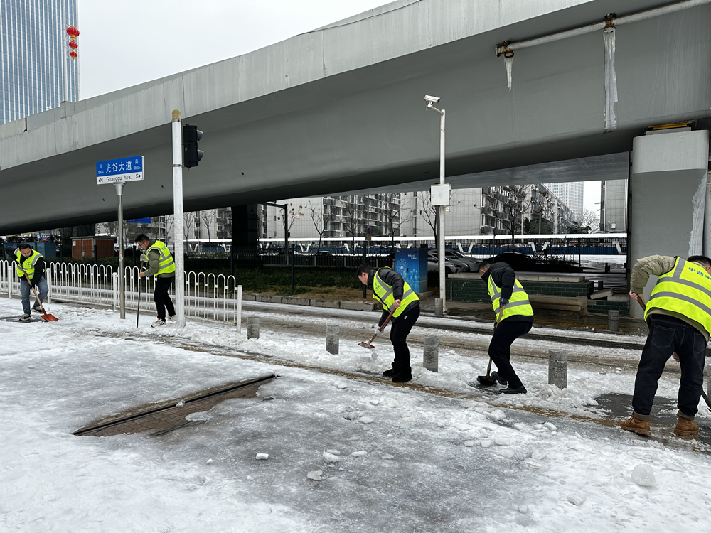 2024年2月23日中普青年志愿者服务队响应街道社区开展除冰铲雪保畅
