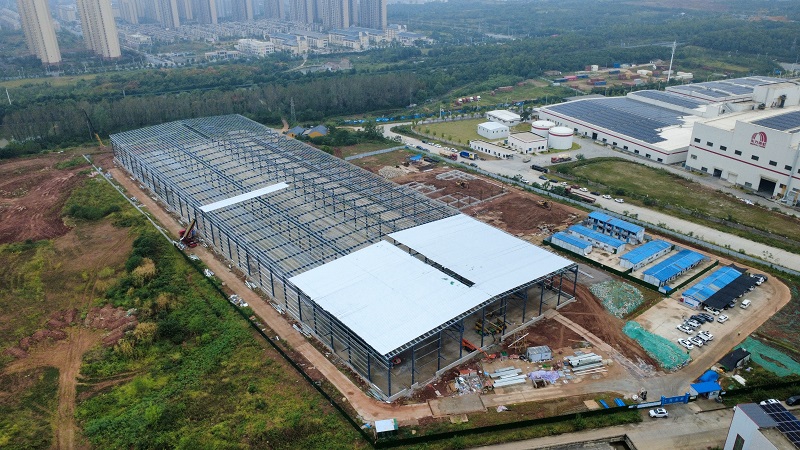 长河硅基产业基地屋面工程全面展开，墙面围护施工有序推进